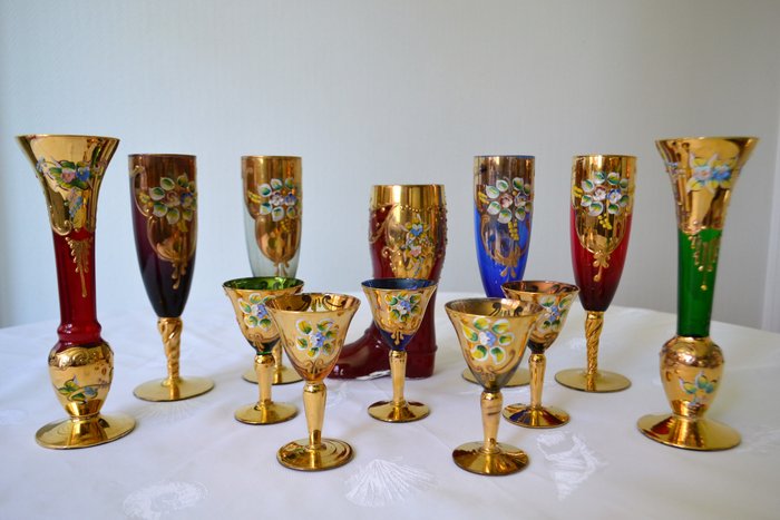 Murano crystal - 4 champagne flutes, 5 port glasses, 2 vases, 1 glass, enhanced with gold, around 1950, Italy