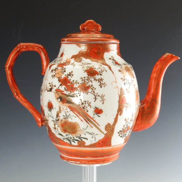 Kutani porcelain teapot, marked 'Kutani Tsukuru' - Japan - late 19th century (Meiji period) 