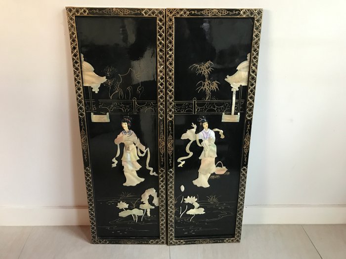 Twee Chinese lak panelen versierd met parelmoer met een decor - China - tweede helft 20e eeuw 