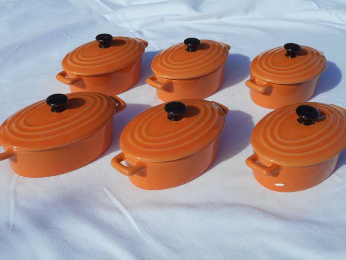 Beautiful lot of 6 ceramic OVEN BOWLS with lid __ "LBP Magnet design 2009''