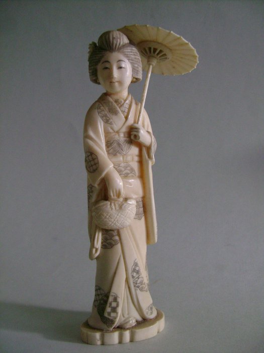 Okimono en ivoire. La jeune geisha à l'ombrelle et au sac - Japon - ca. 1900
