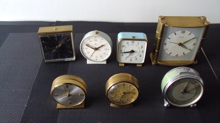 Lot van 7 klokjes - 4x Swiza klok met alarm, 1x Swiza Coquet, 2x Swiza messin en 1x Jaz - periode 1930 t/m 1960