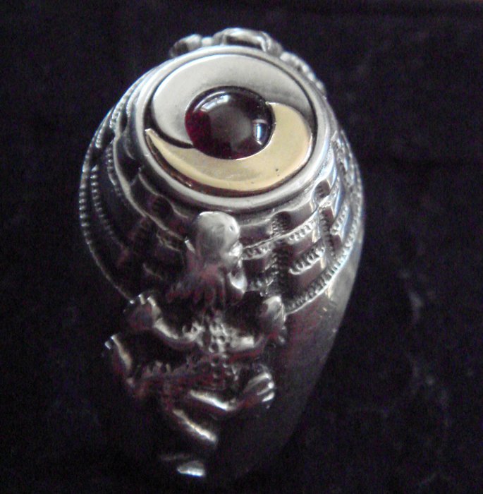 Vintage poison ring for 2nd world war officers to open