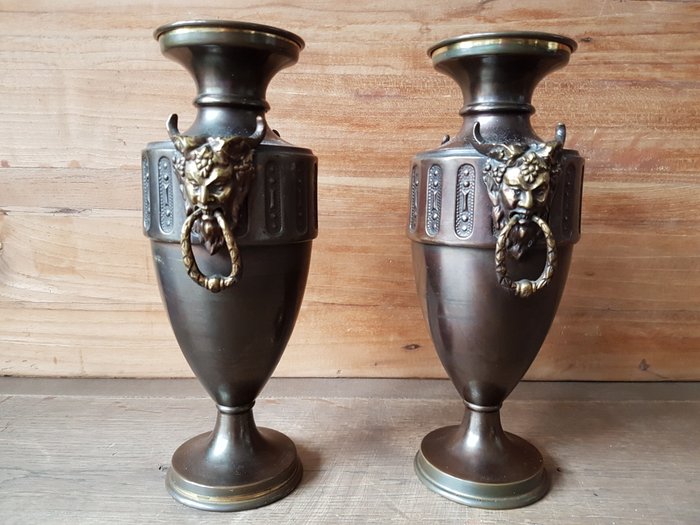 Belgica D.F. - Set of two copper Art Nouveau vases with satires