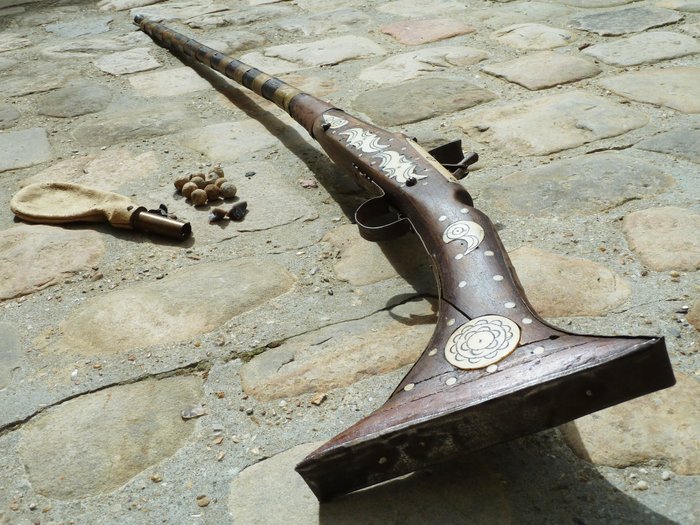 Former musket Moroccan moukahla of the 19th century in tamarisk wooden, iron, brass. Bone inlays