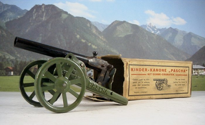 Pascha, Germany - Lengte 14 cm - Blikken ‘Kinder-Kanone’ met rechte steun - handbediend / Kartonnen verpakking ‘Kinder-Kanone’ met gebogen steun - 30-er jaren