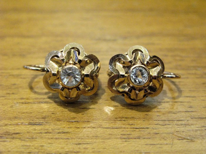 Refined vintage earrings, from the 1940s, 18 kt yellow gold and 2 brilliant cut white gemstones, 0.51 ct