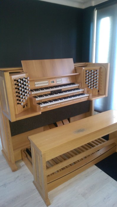 Digital church organ Johannus Rembrandt 395 panel cabinet 3 keyboards + concave pedal - 2006