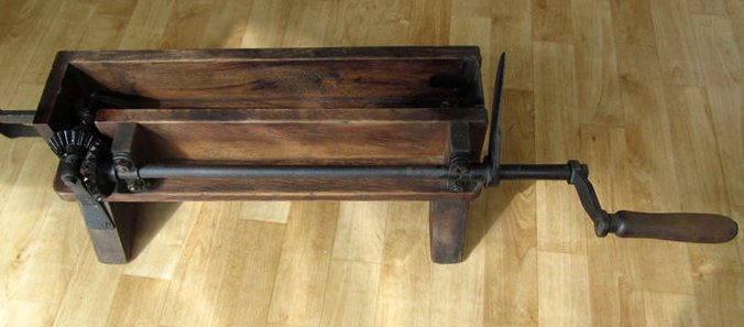Antique tobacco cutter - wood and cast iron - ca. 1900 - Belgium