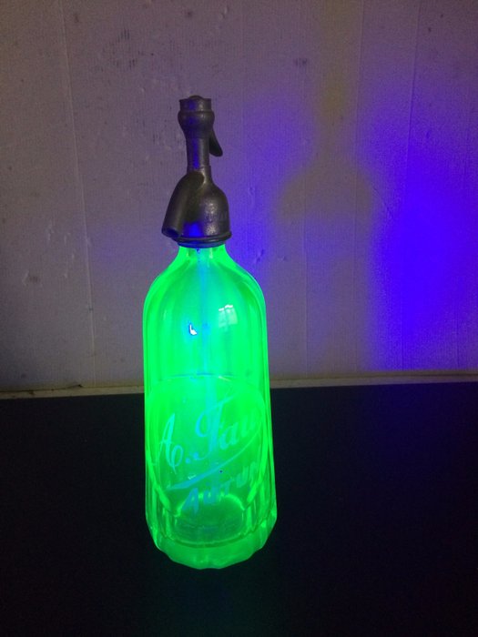 Siphon made of yellow uranium glass, pyramidal shape, very rare, probably from 1938 nr 1602