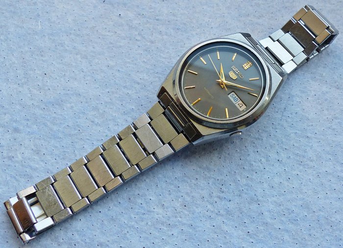 Seiko 5 day date automatic 21 jewel -- men's wristwatch from the 80s