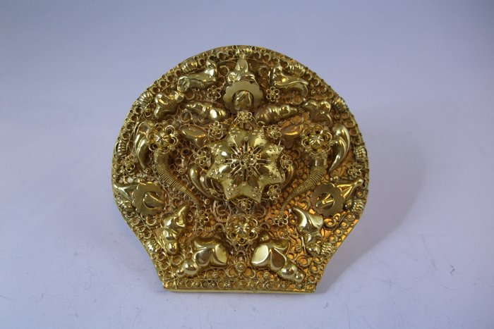 Antique gold brooch of an 'ear iron' (oorijzer)
