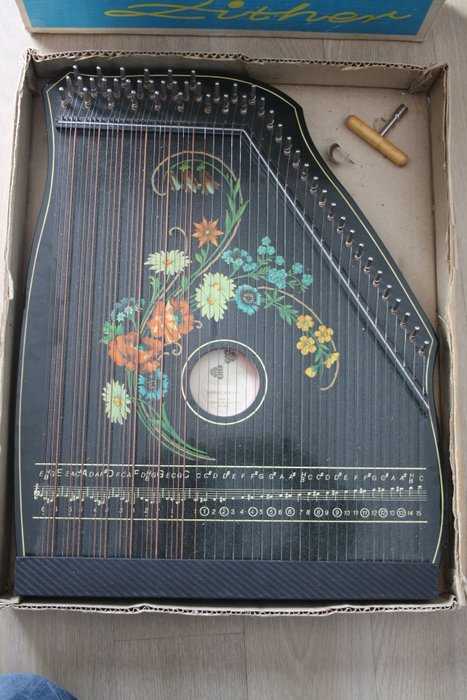 Rare large zither - 6 chords - Musima Markneukirchen - 1980 - with accessories and original box