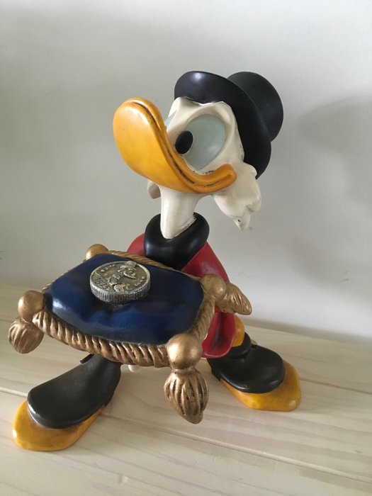 Disney, Walt - Beeldje - Dagobert Duck met geluksdubbeltje op kussen (jaren '80/'90)