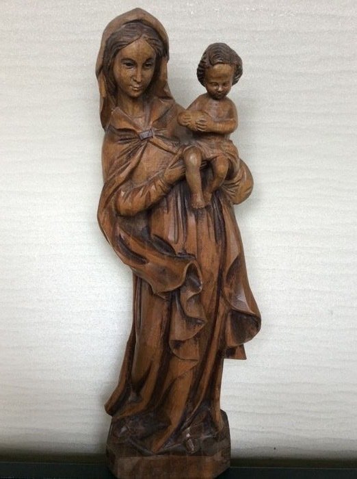 Oud handgesneden Mariabeeld van hout gemaakt door ouro artesania spanje
