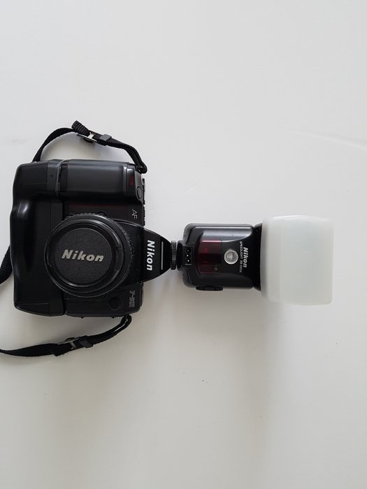 Nikon F801 met MB-10 grip en SB28DX flitser