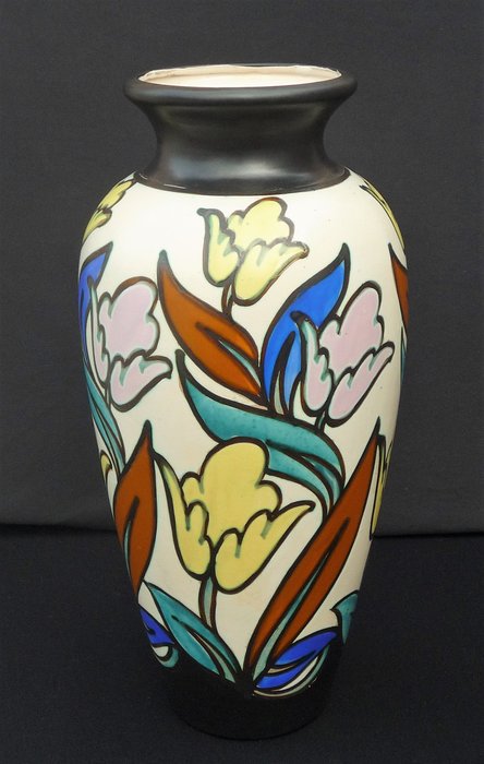 Bergen C.M.  (Céramique Montoise) - very large Art Deco vase with a decoration of tulips