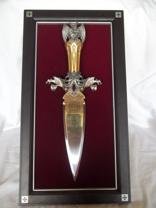 Franklin Mint - Guardian Fortress Gargoyle Dagger with wooden wall display - Handle 24 kt gold plated and silver plated - Very good condition.