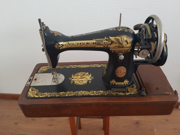 Singer 15K sewing machine with wooden lid, 1923