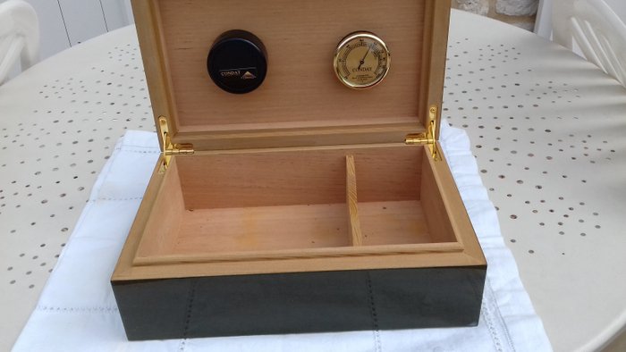 Humidor brand CONDAT with humidifier and hygrometer