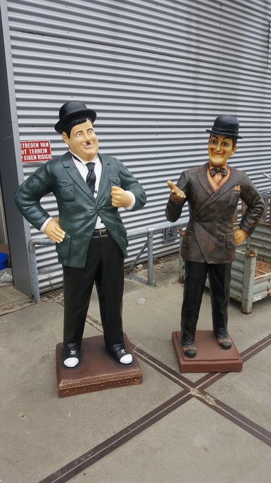 2 life-size statues of Laurel and Hardy made of polyester-180/190 cm high