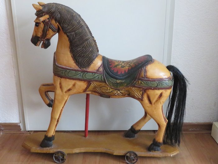 Antiek decoratief houten paard op wieltjes