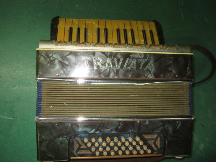 Ancien accordéon TRAVIATA