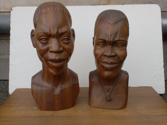 Two vintage decorative busts in wood - Africa