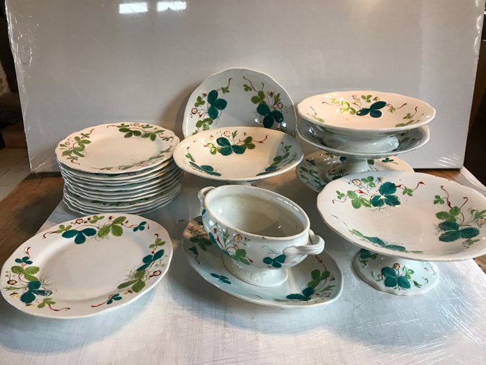 "Creil Montereau" porcelain dinner service of the brand "LM & Cie" - "Fraise" series France early twentieth century