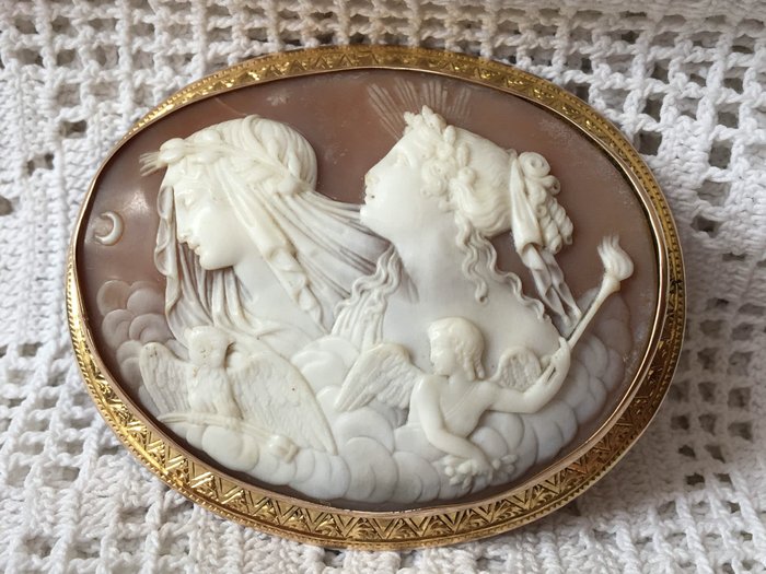 Antique shell cameo brooch, day and night in golden edge.
