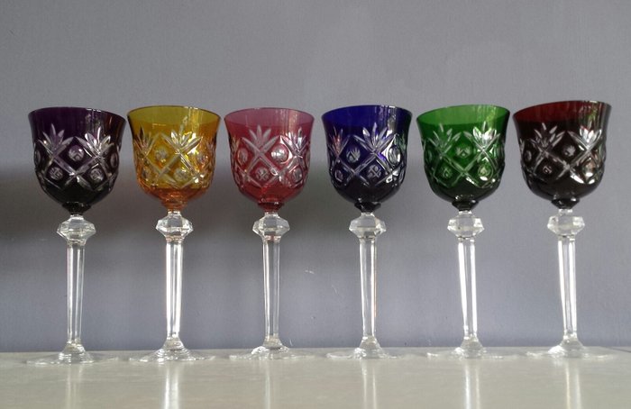 Set van 6 gekleurde Boheems kristallen wijnglazen, Tweede helft 20e eeuw