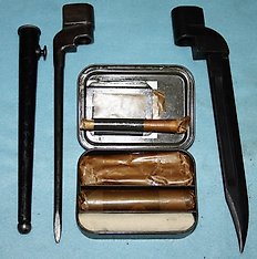 Lot with 2 bayonets and original unused cleaning kit for .303. Lee Enfield, no. 9, Mk 1 and no. 4 in good condition