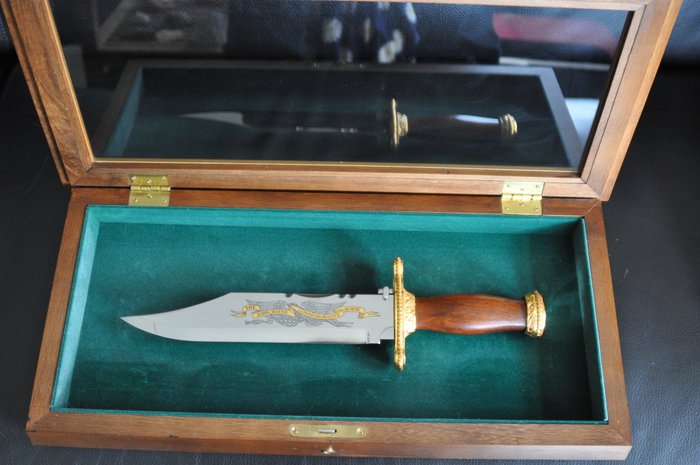 The John Wayne commemorative Bowie knife in original display case