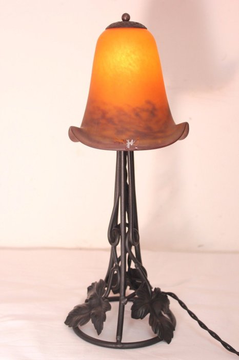 Degué pour David Guéron (1892 – 1950) artiste verrier des années 1930 (France), Ancienne lampe art déco en fer forgé, dotée d'une tulipe en pâte de verre  signée Degué.