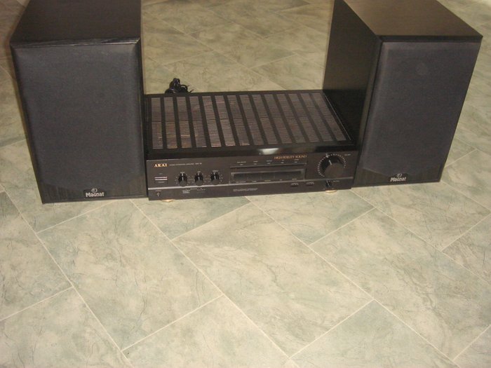 Akai AM-16  Amplifier + Magnat Speakers