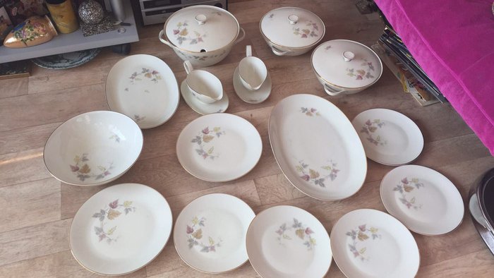 Porcelain tableware pieces of Hutschenreuther Selb L.H.S Bavaria Favorit