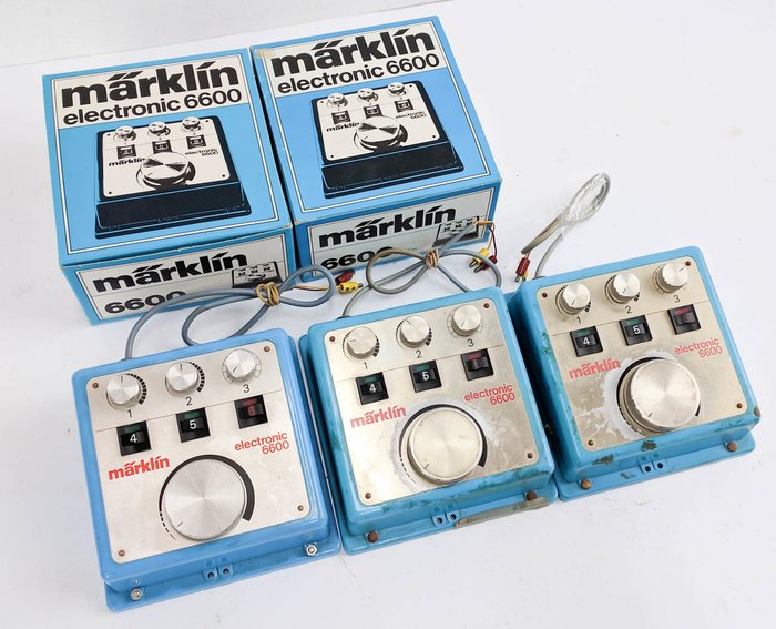 Märklin H0 - 6600 - 3 electronic analogue controllers/shuttle device for delayed acceleration and braking