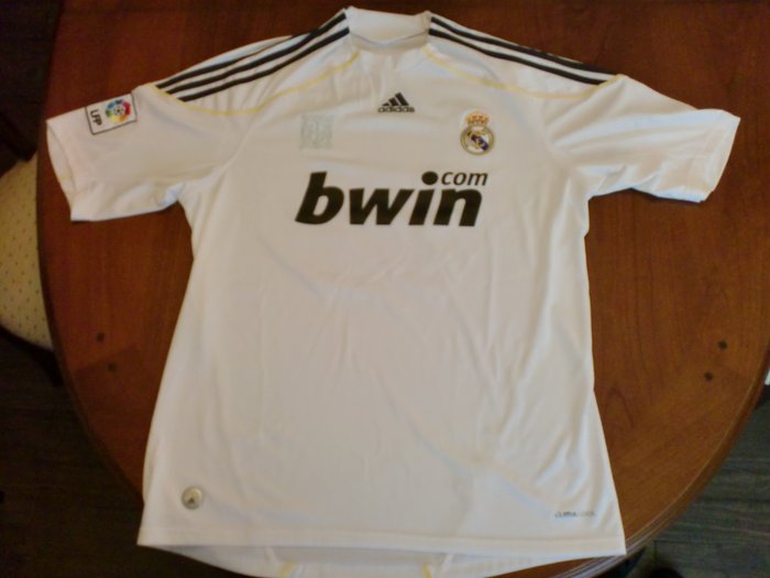 Camiseta oficial del Real Madrid temporada 2009/2010 de Guti.