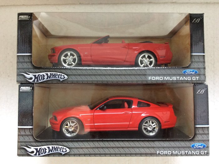 Hot Wheels - Scale 1/18 - 2005  Ford Mustang GT Coupe and 2005 Ford Mustang GT Convertible
