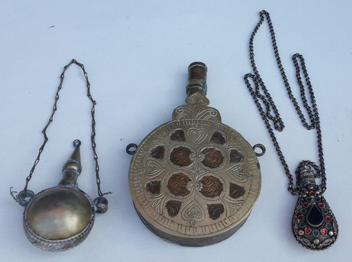 Lot of 3 antique flasks for gunpowder with decorations - Italy? - 1900 ca.