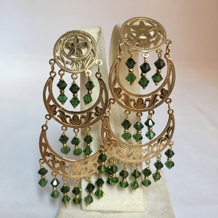 Dangle earrings in 18 kt yellow gold with peridot, gypsy model – length: 7 cm