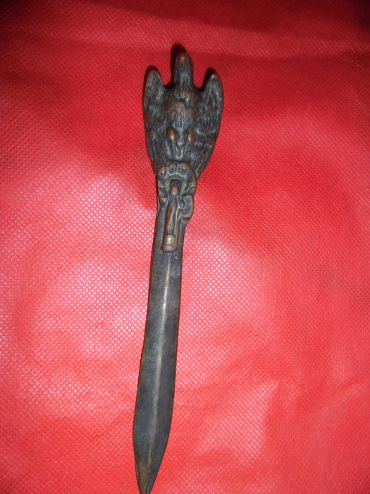 ITALY antique bronze letter opener, from the Fascist period, 163 grs of bronze. Notable eagle on sheaf, a bit used looking because of the age of the piece.