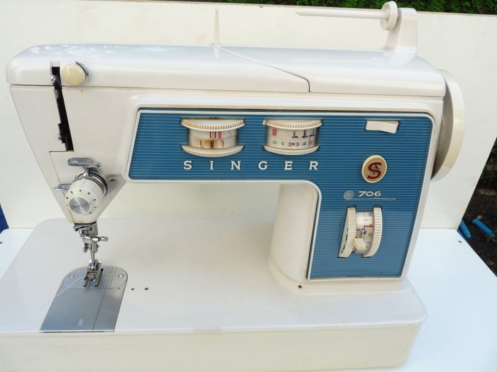 Singer electric sewing machine type 706g.