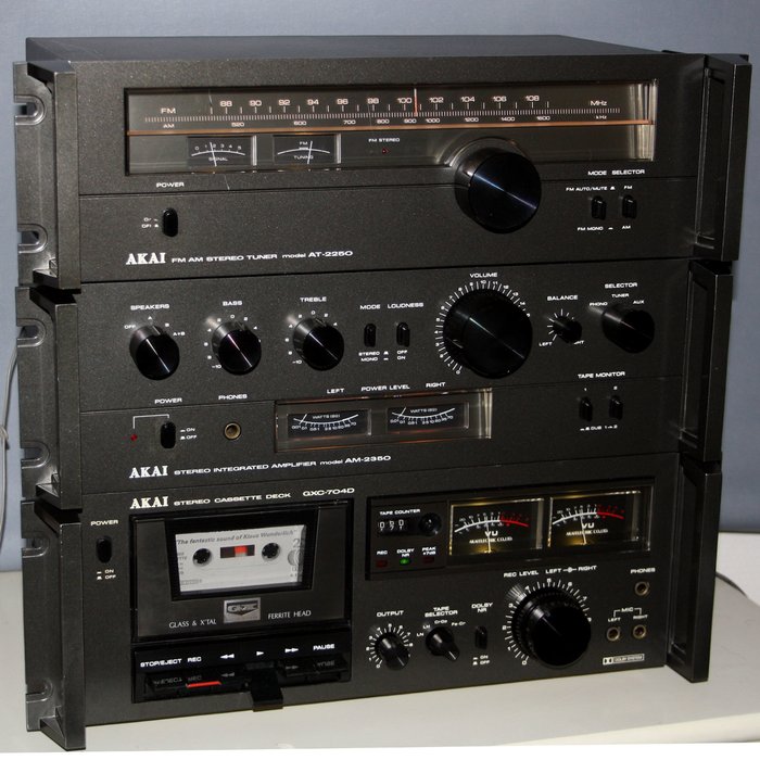 Complete Akai  hifi installatie-  AM 2350 Stereo versterker + AT 2250 Tuner + CXC-704D Cassette deck 