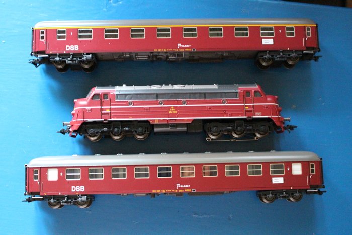 Märklin H0 - 37676/42815 - Diesel locomotive MV1134 and 2 passenger carriages of the Danish Railway.