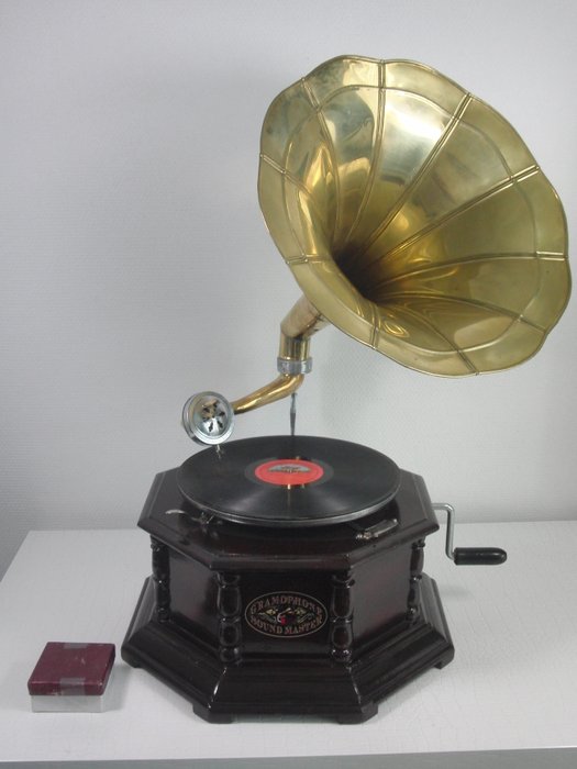 Gramophone in wooden casing - copper horn - Grammophone Sound Master