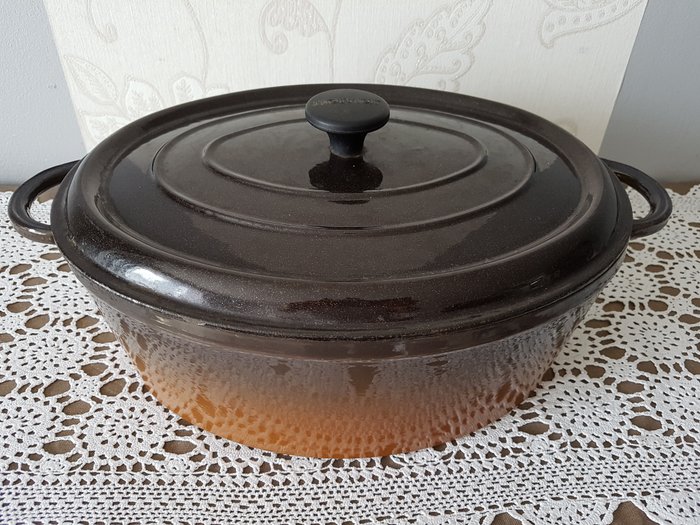 Antique cast iron enamelled casserole from the brand NOMAR. Made in France. Never used