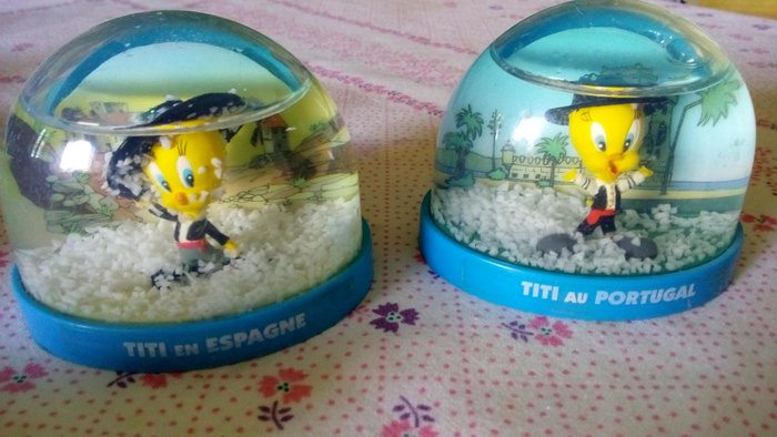 Tweety Pie - Lot 60 plastic Tweety Pie snow globes, with worldwide country figurines - TM & Warner Bros. Entertainment