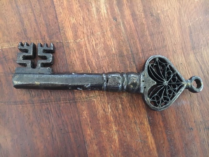 Venetian iron heart key 1550