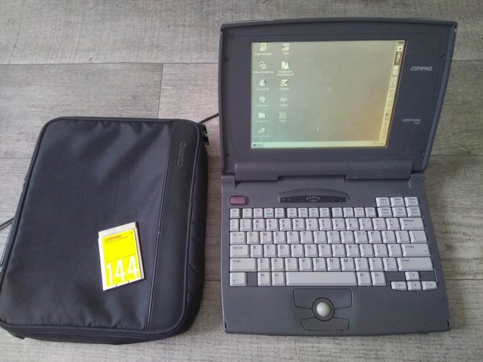 Compaq Contura 400 vintage notebook - Intel 486/DX2 40Mhz CPU, 8MB RAM, 520MB HD, Windows 95 - with original bag & charger